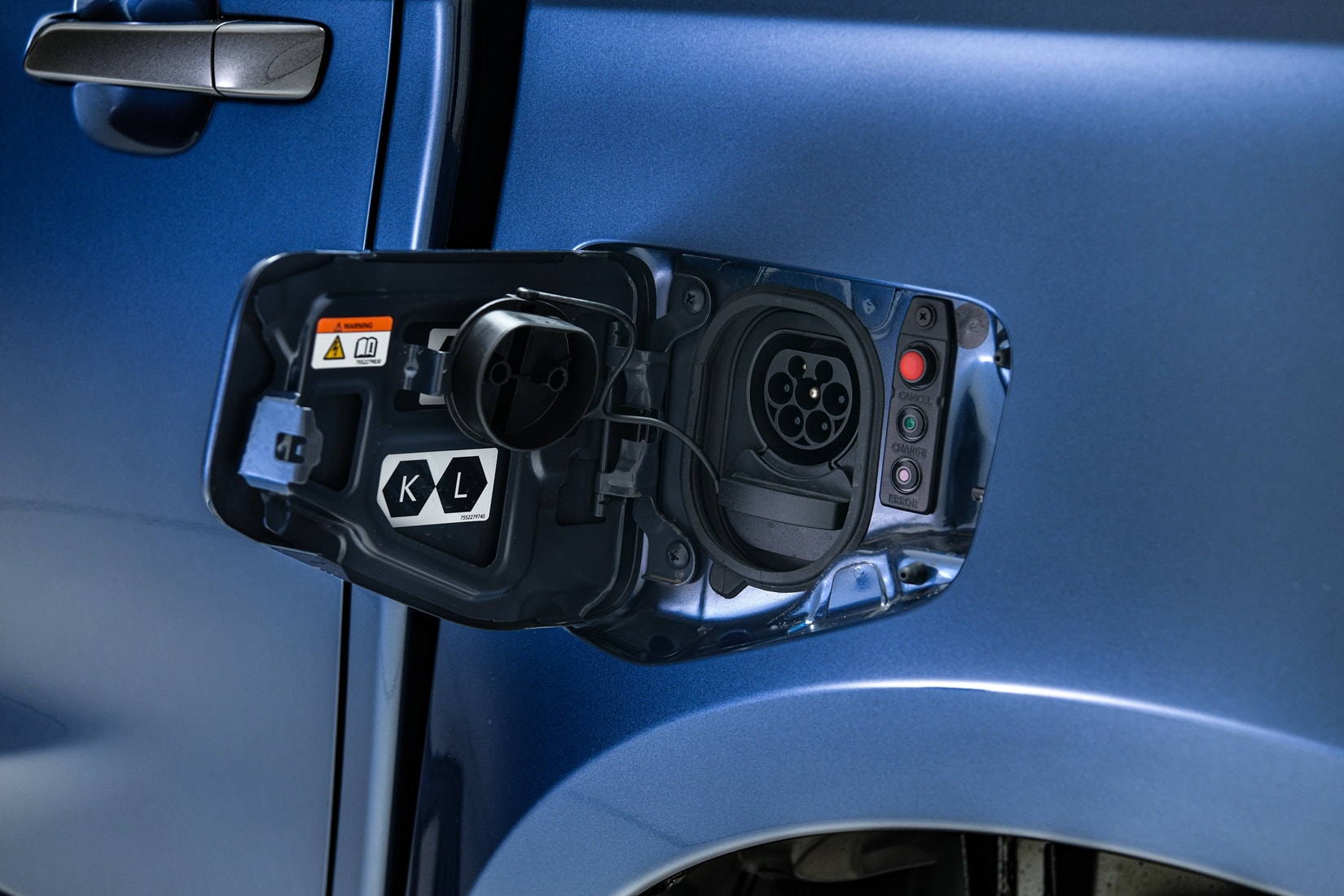 2026-isuzu-d-max-ev-debuts-with-dual-motor-powertrain_6.jpg