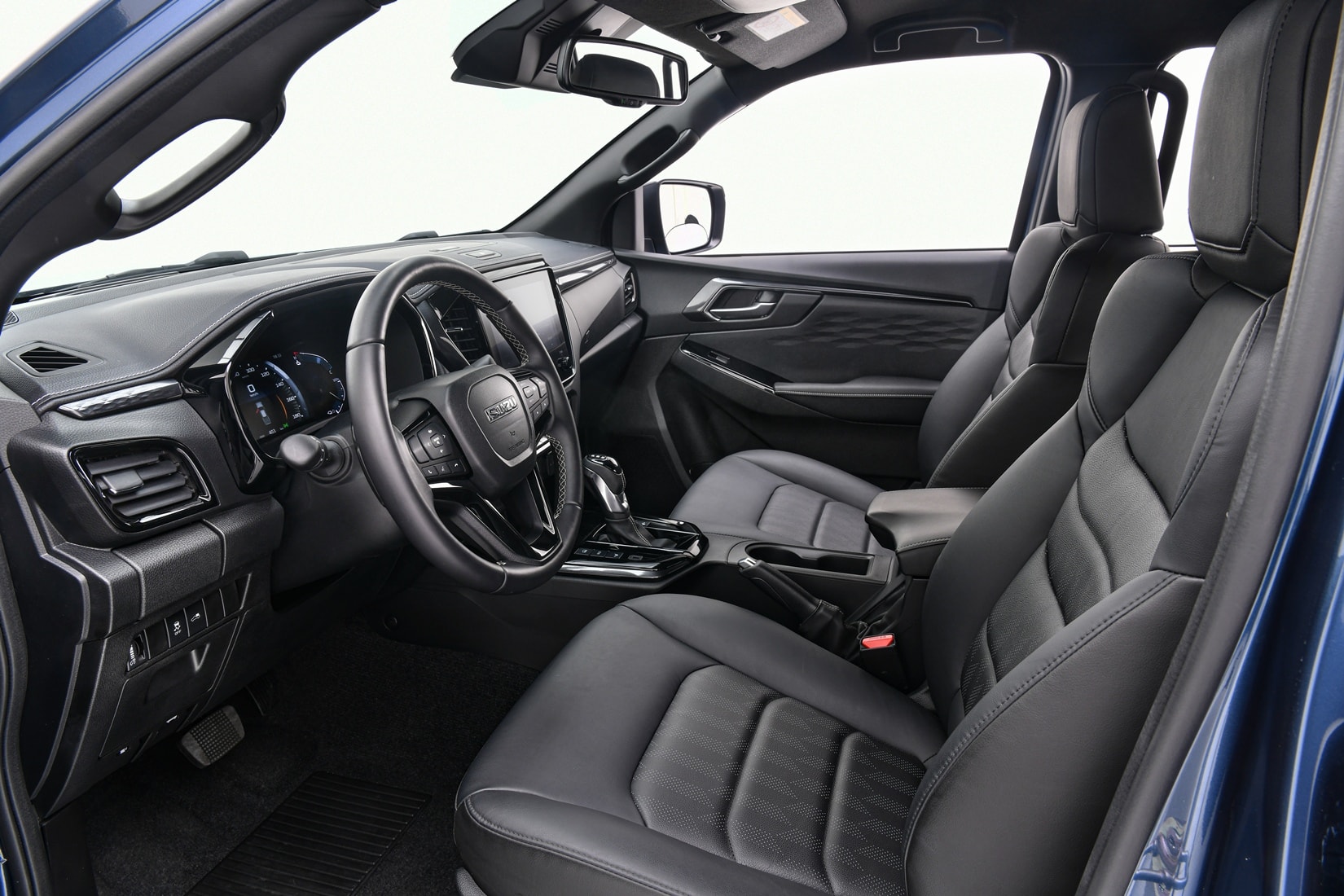 2026-isuzu-d-max-ev-debuts-with-dual-motor-powertrain_7.jpg