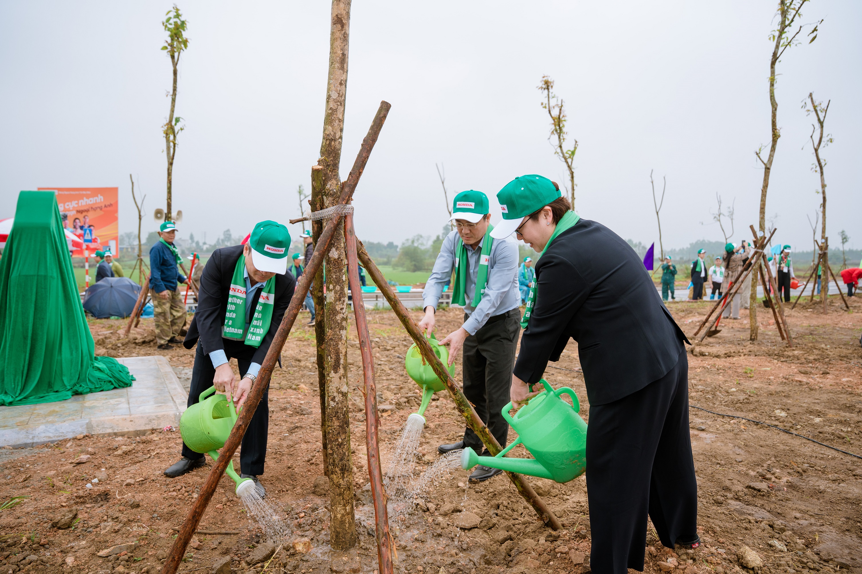 4.1. Lãnh đạo hai bên trồng cây trong khuôn khổ ngày hội.jpg.jpg