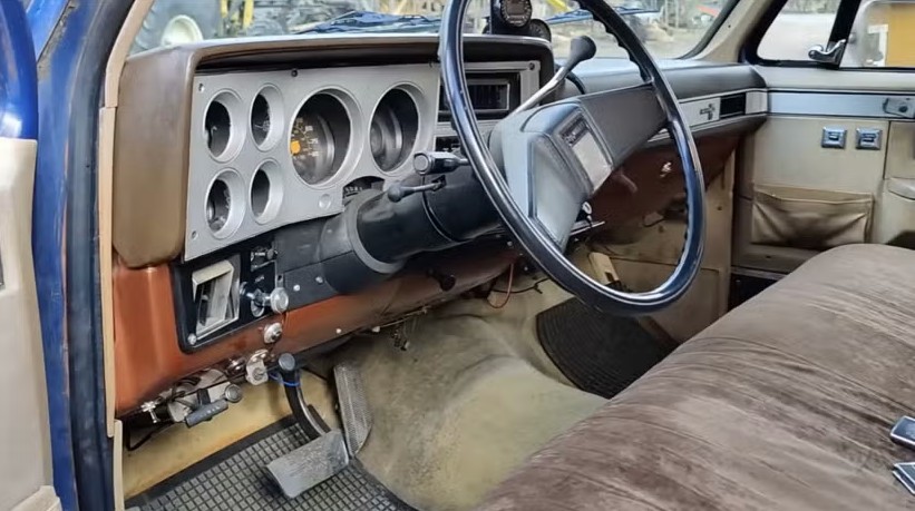 chevrolet-fleetside-wood-powered-truck-interior 2.jpg