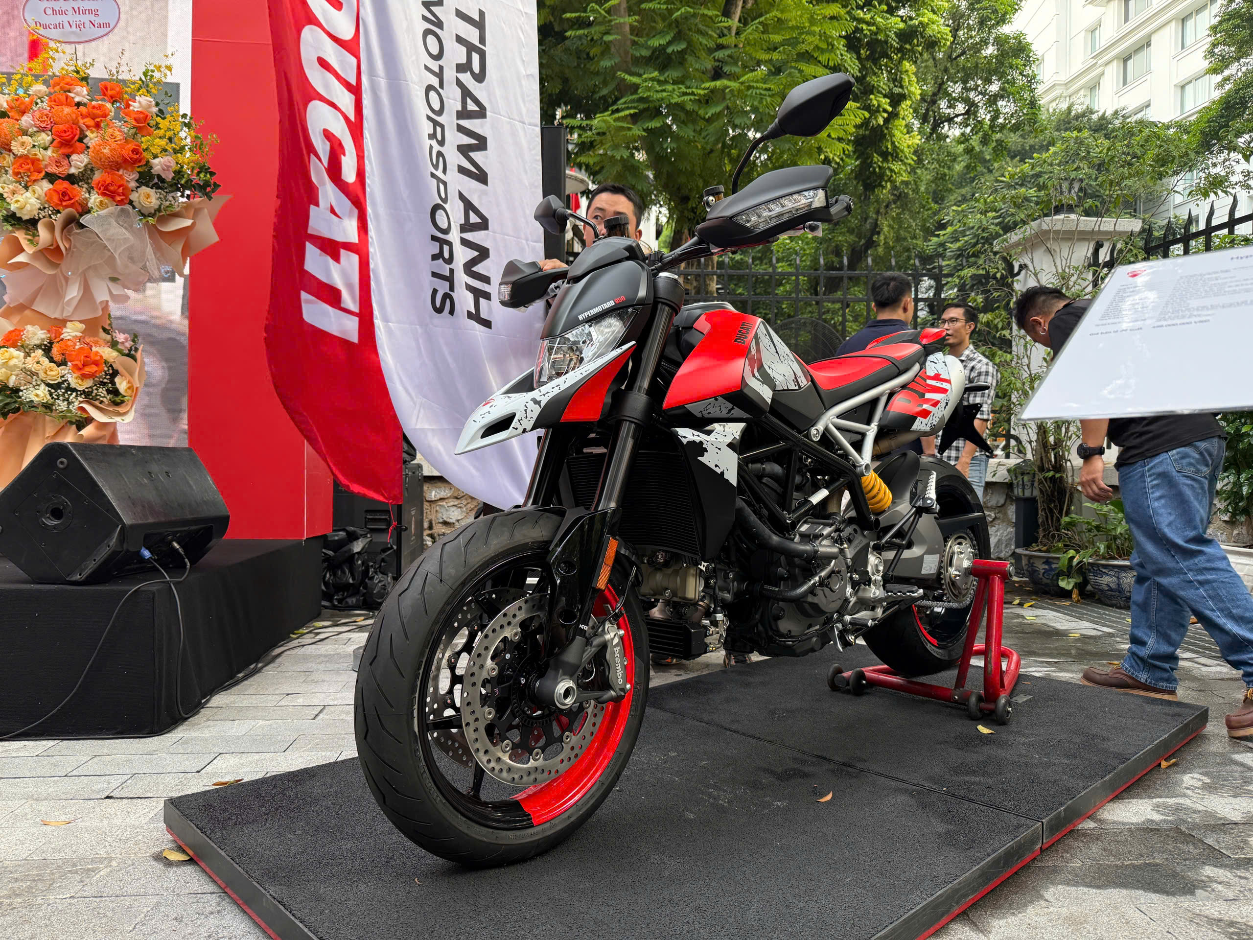 Ducati 2.jpg Ducati 2.jpg