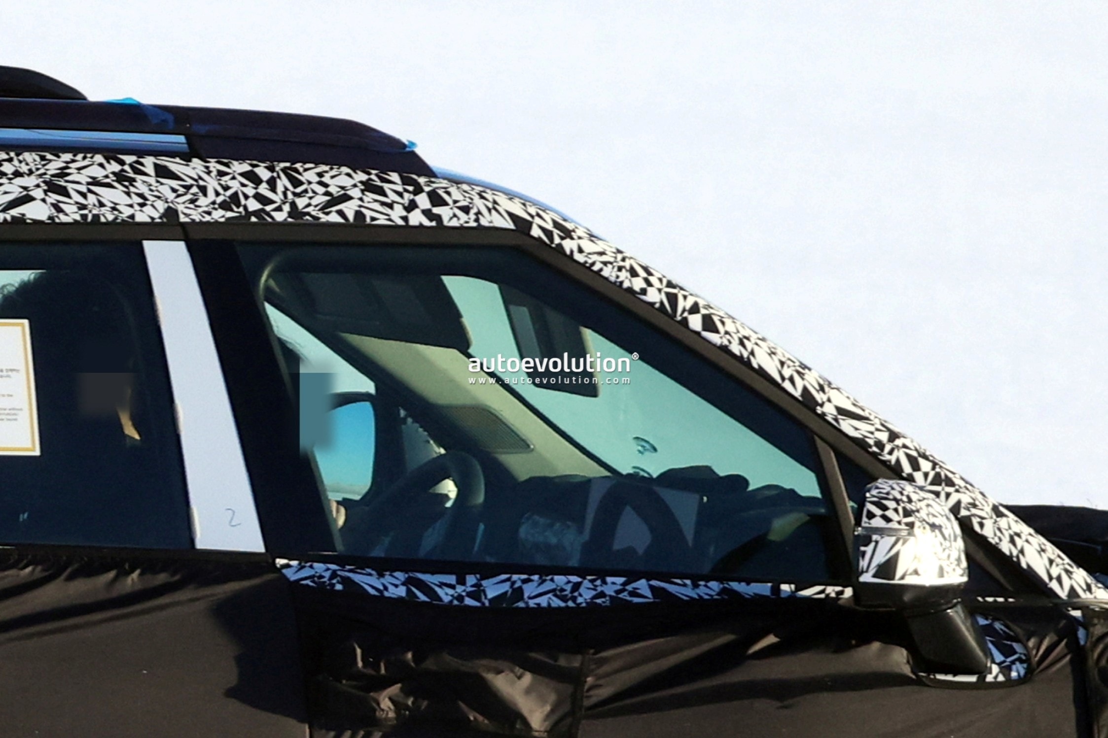 facelifted-2027-hyundai-santa-fe-spied-rocking-new-infotainment-system_16.jpg