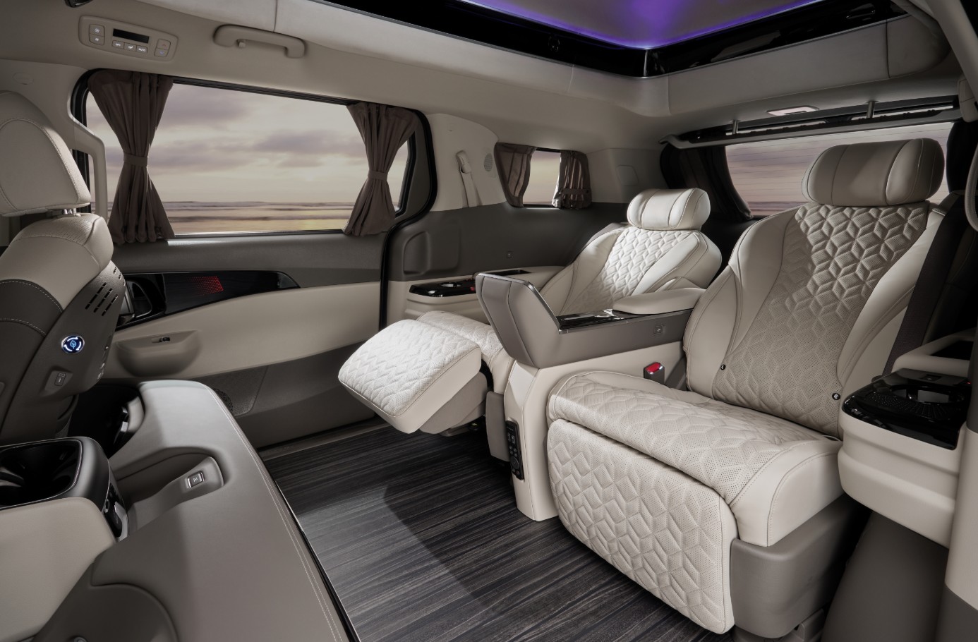 Kia Carnival Hi-Limousine 3.jpg