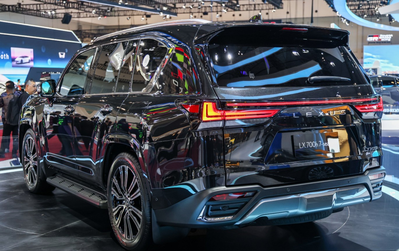 Lexus LX 700h 2.jpg