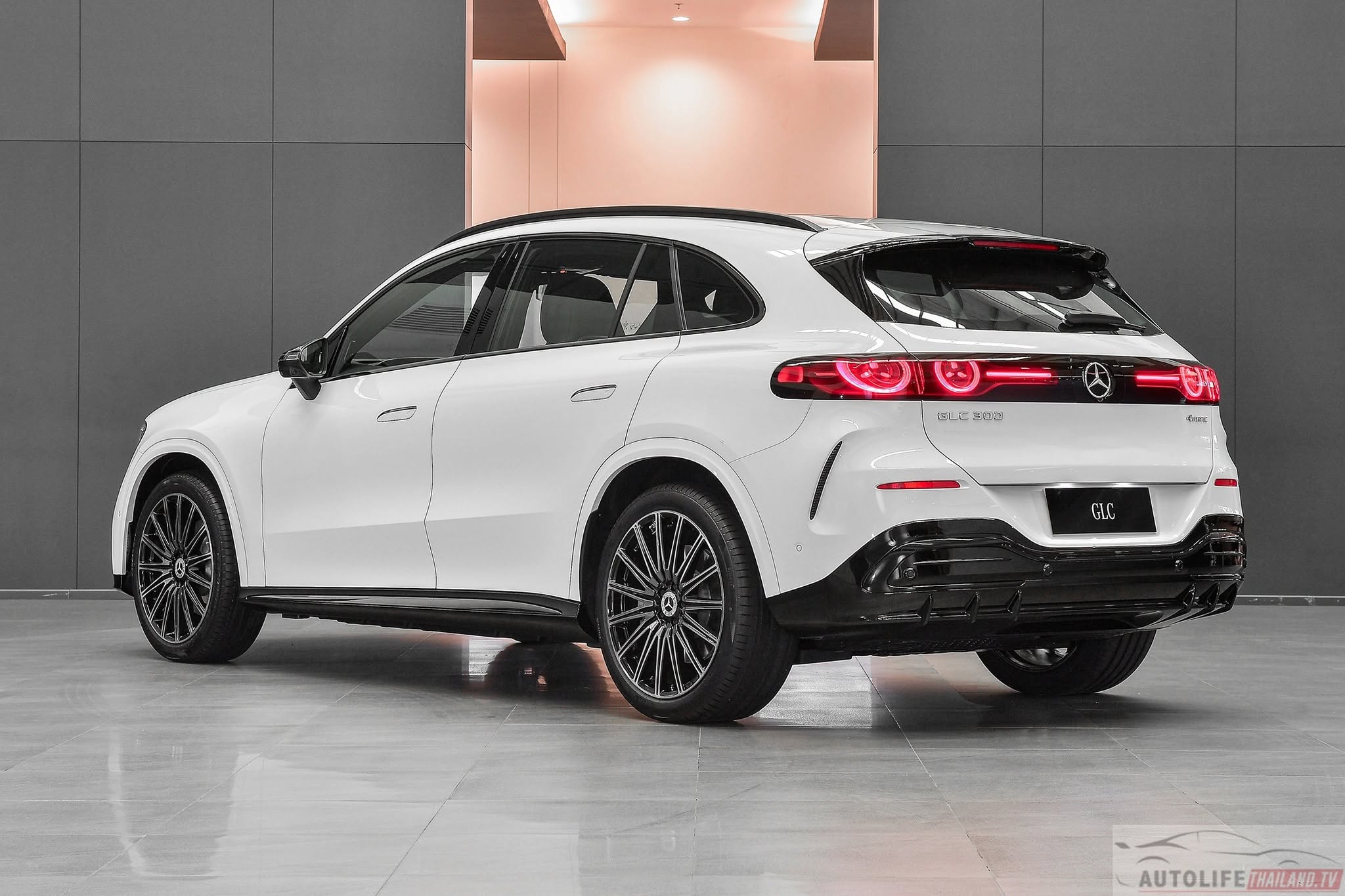 Mercedes-Benz GLC 300 -2.jpg