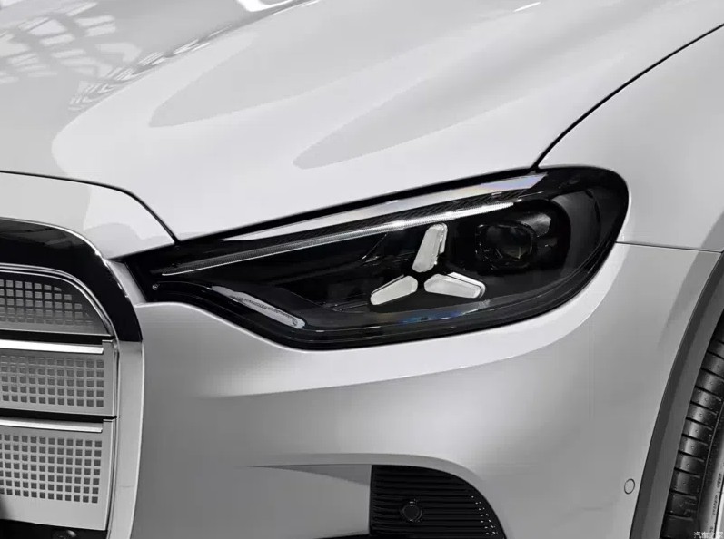 Mercedes-Benz GLC L EV 6.jpg