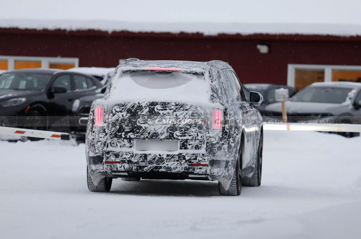 Rolls-Royce-Cullinan-EV-115-1-2048x1365 4.jpg