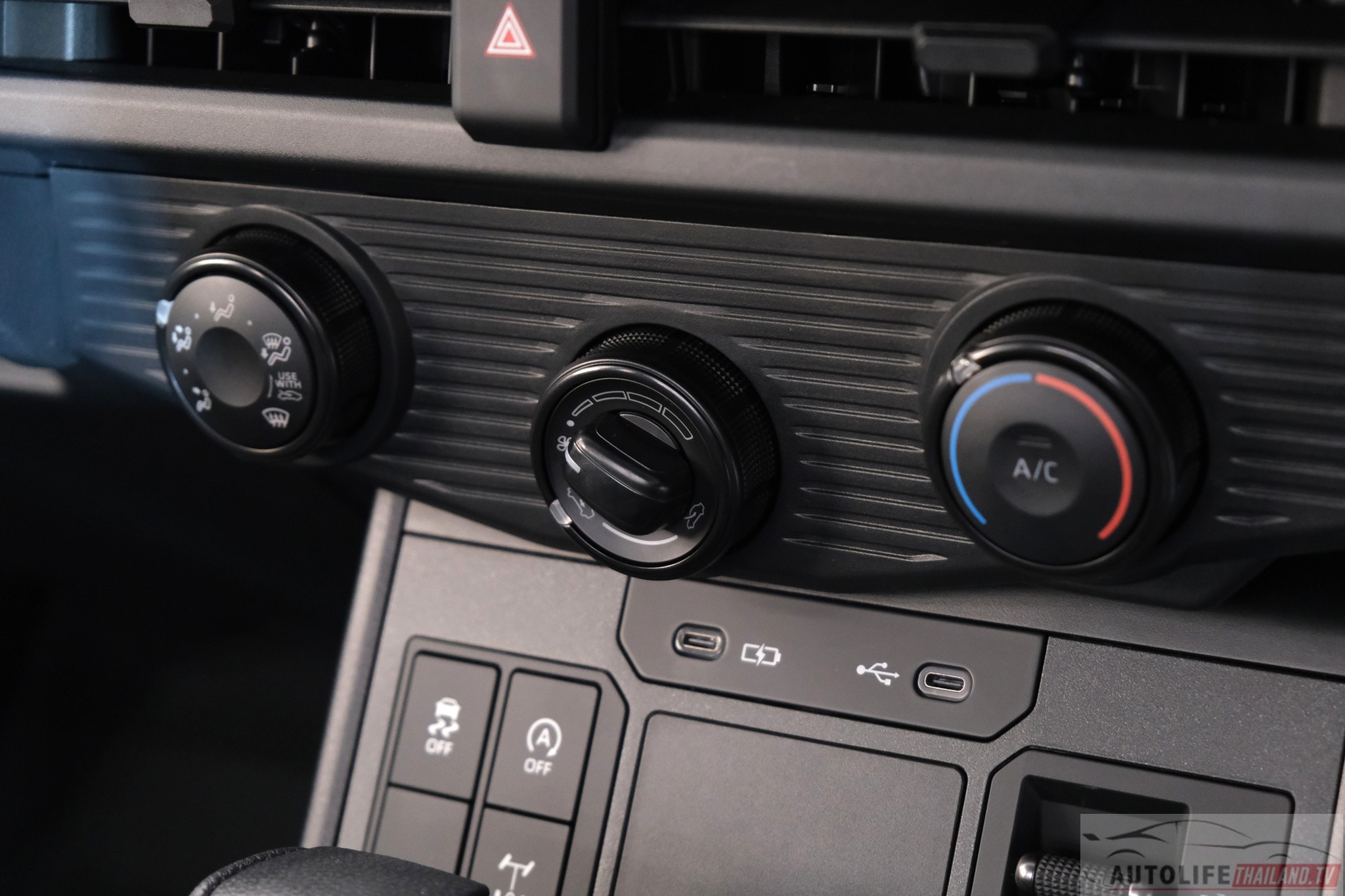 Toyota Hilux TRAVO Standard Cab 20.jpg