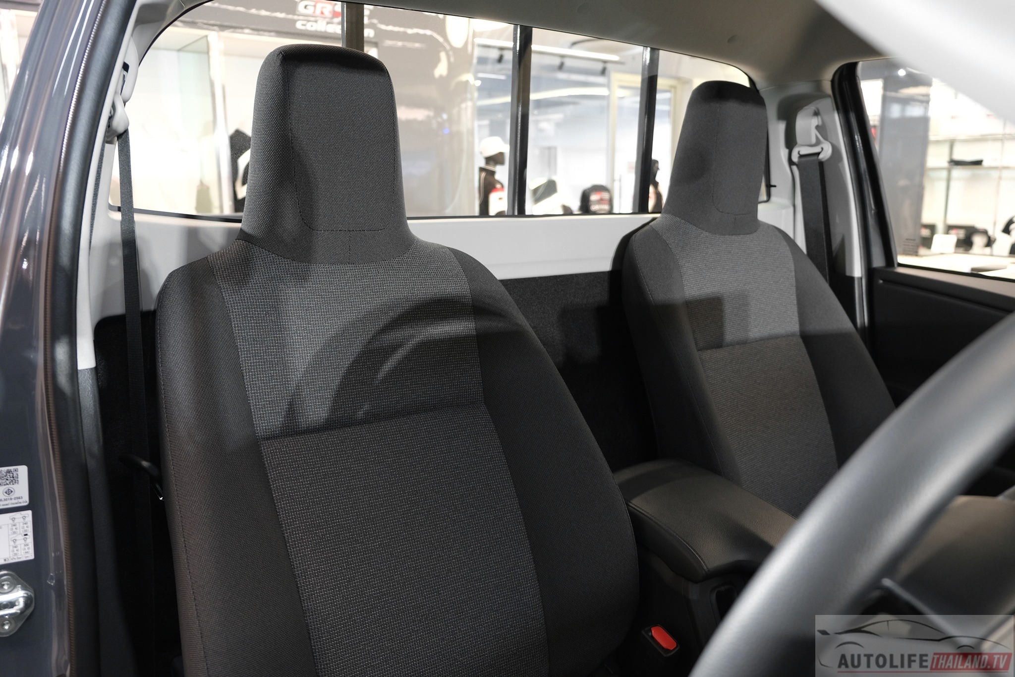 Toyota Hilux TRAVO Standard Cab 23.jpg