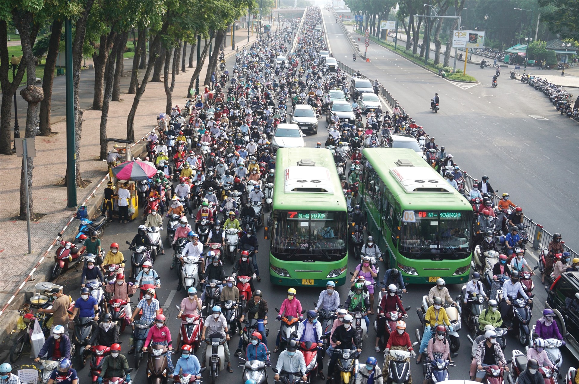 xe-may-xang-qua-nhieu-khien-moi-truong-tai-cac-do-thi-ngay-cang-o-nhiem..jpg