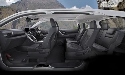 Toyota_Innova_Hybrid_interior_003-1.jpg
