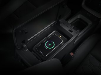 Toyota_Innova_zenix_008.jpg