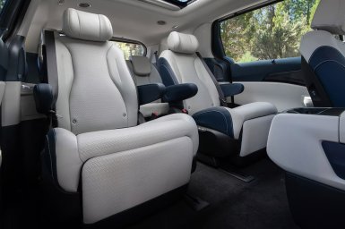 KIA Carnival Hybrid 4.jpg