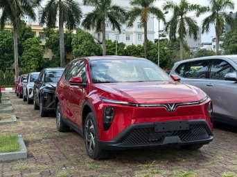 VinFast Limo Green-3.jpg