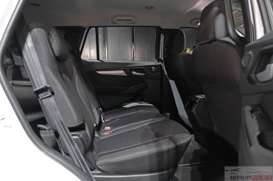 Isuzu MU-X 6.jpg