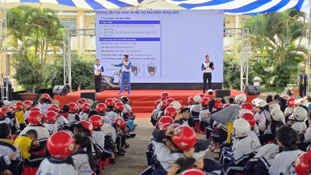 5.1. Hướng dẫn viên Honda Việt Nam đào tạo kiến thức an toàn giao thông cho các em học sinh.jpg