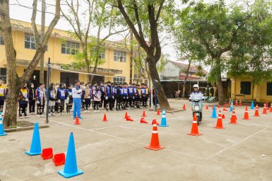 3. Các em học sinh chăm chú nghe hướng dẫn kỹ năng LXAT từ Hướng dẫn viên HVN.jpg