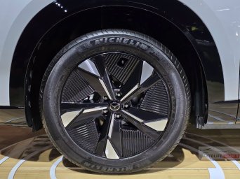 Mazda CX-6e 2027 13.jpg